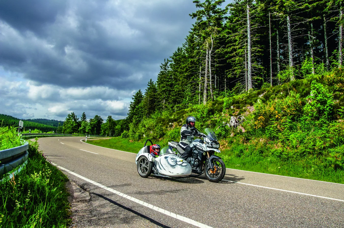 Motorradgespann auf der Schwarzwaldhochstraße vor Nadelwald und Wolkenhimmel