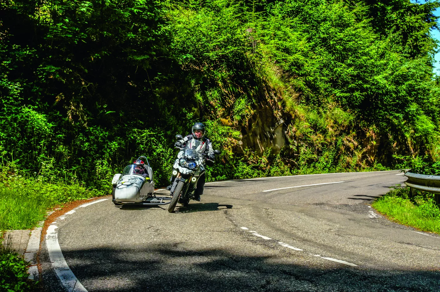 Motorradgespann in einer Felsdurchfahrt unterhalb von Schloss Eberstein Motorradgespann in einer Felsdurchfahrt unterhalb von Schloss Eberstein