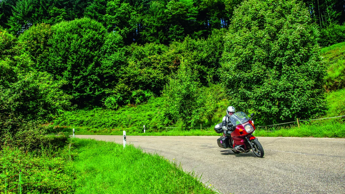 Motorrad auf der Landstraße zwischen Baden-Baden und Gernsbach Motorrad auf der Landstraße zwischen Baden-Baden und Gernsbach