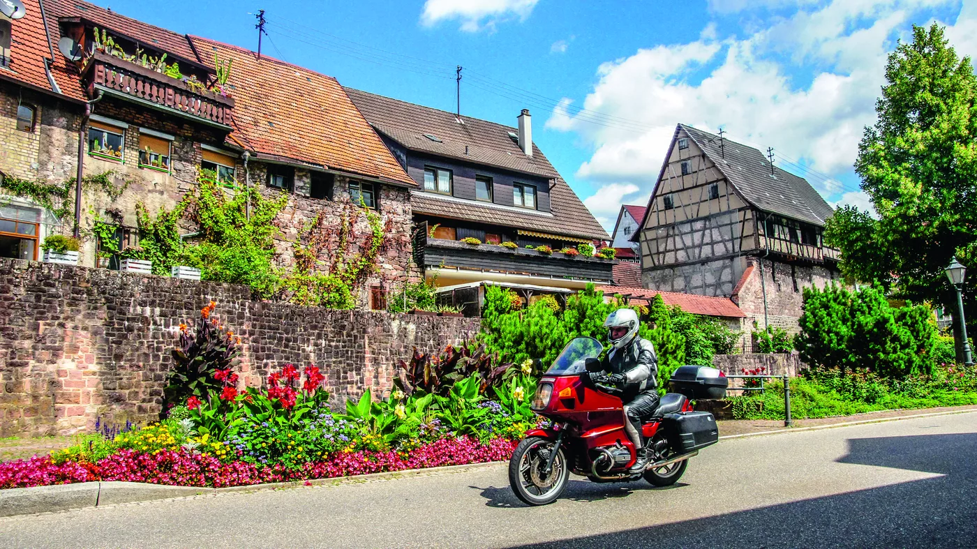 Motorrad vor Fachwerkhäusern in der Altstadt von Gernsbach Motorrad vor Fachwerkhäusern in der Altstadt von Gernsbach