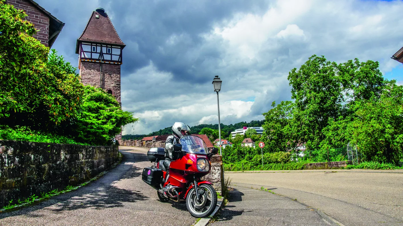 Motorrad an einem historischen Torturm in Gernsbach Motorrad an einem historischen Torturm in Gernsbach