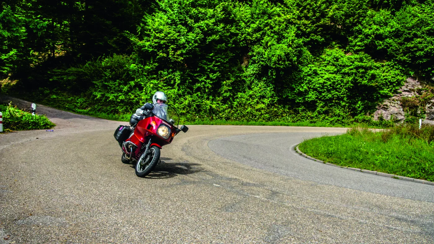 Motorrad in einer Waldkurve zwischen Bad Herrenalb und Loffenau