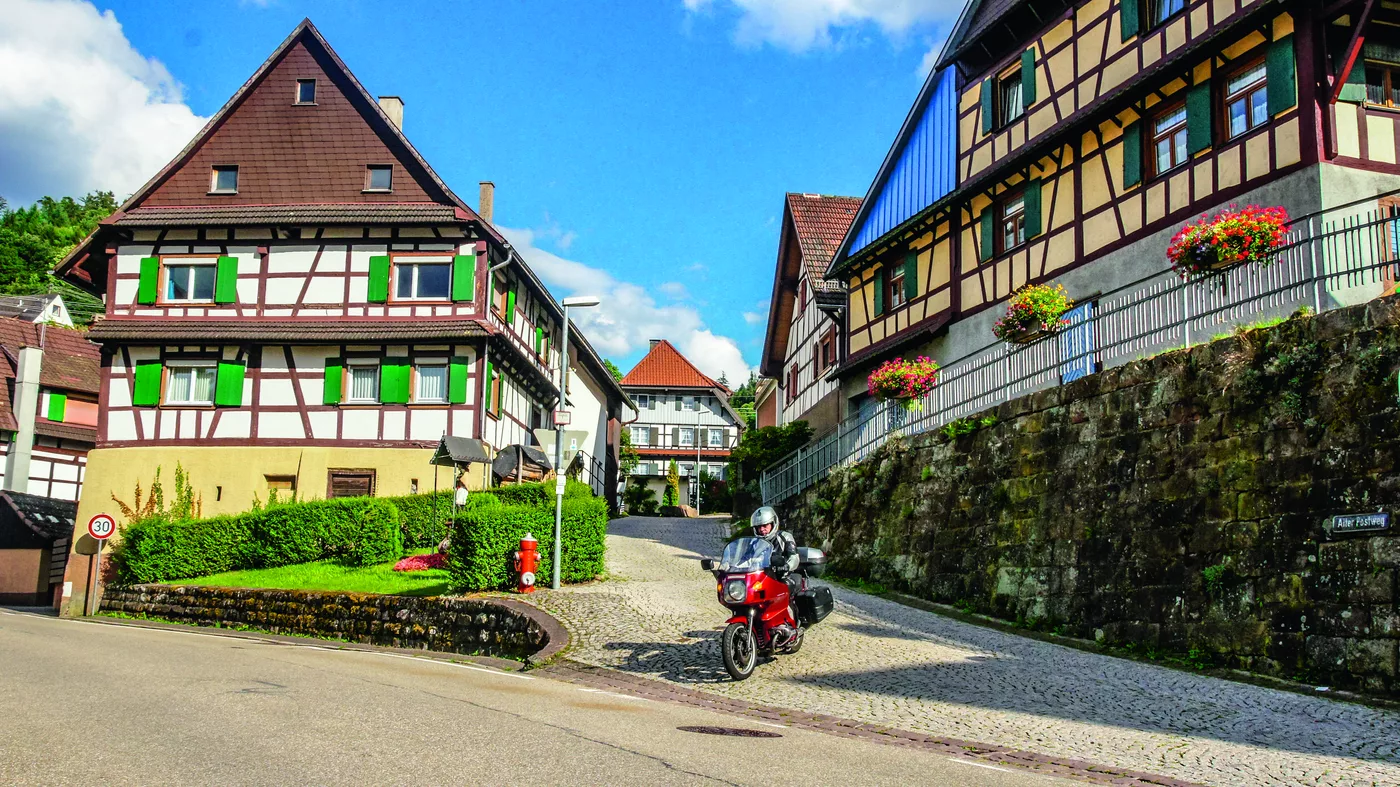 Motorrad in der Dorfstraße von Reichental im Murgtal Motorrad in der Dorfstraße von Reichental im Murgtal