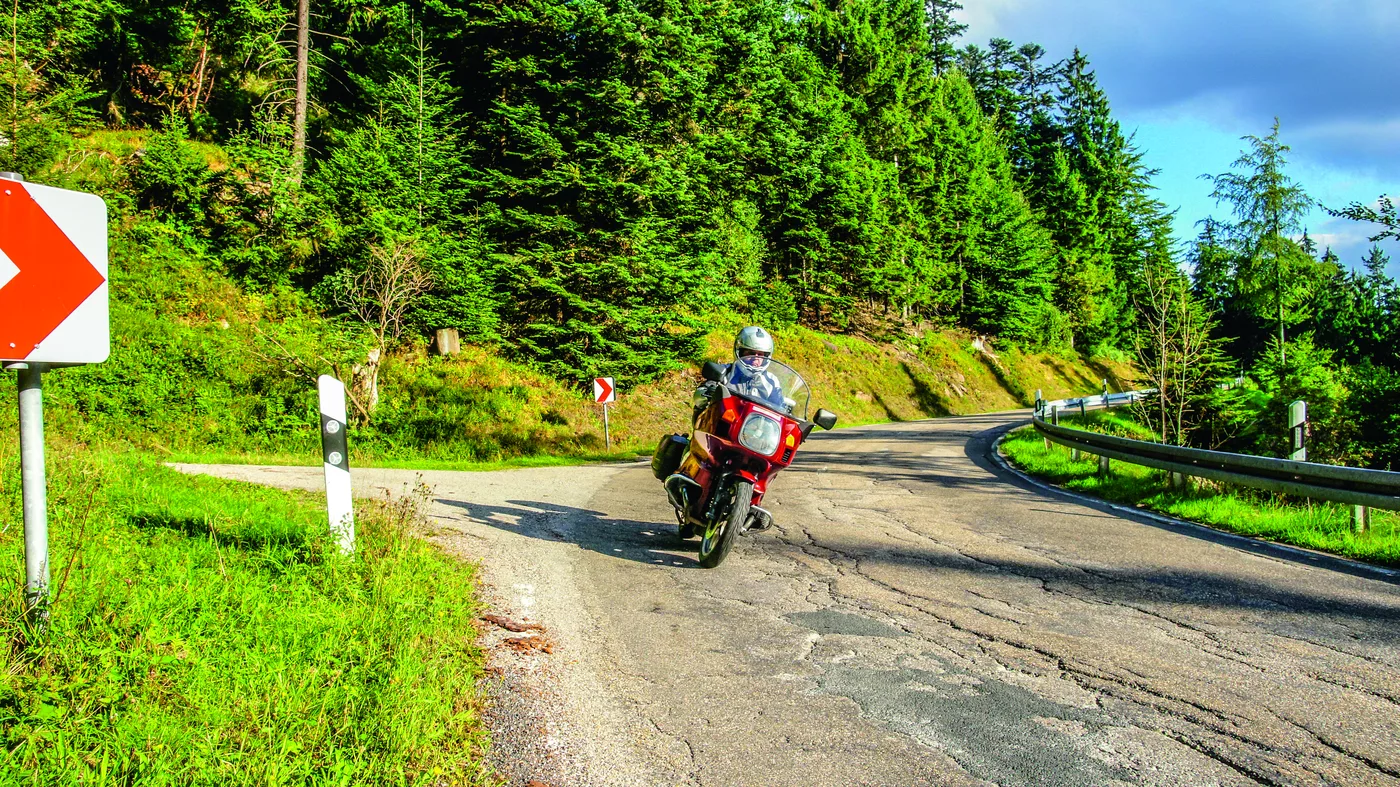 Motorrad in einer Kehre auf dem Weg von Weisenbach nach Kaltenbronn Motorrad in einer Kehre auf dem Weg von Weisenbach nach Kaltenbronn