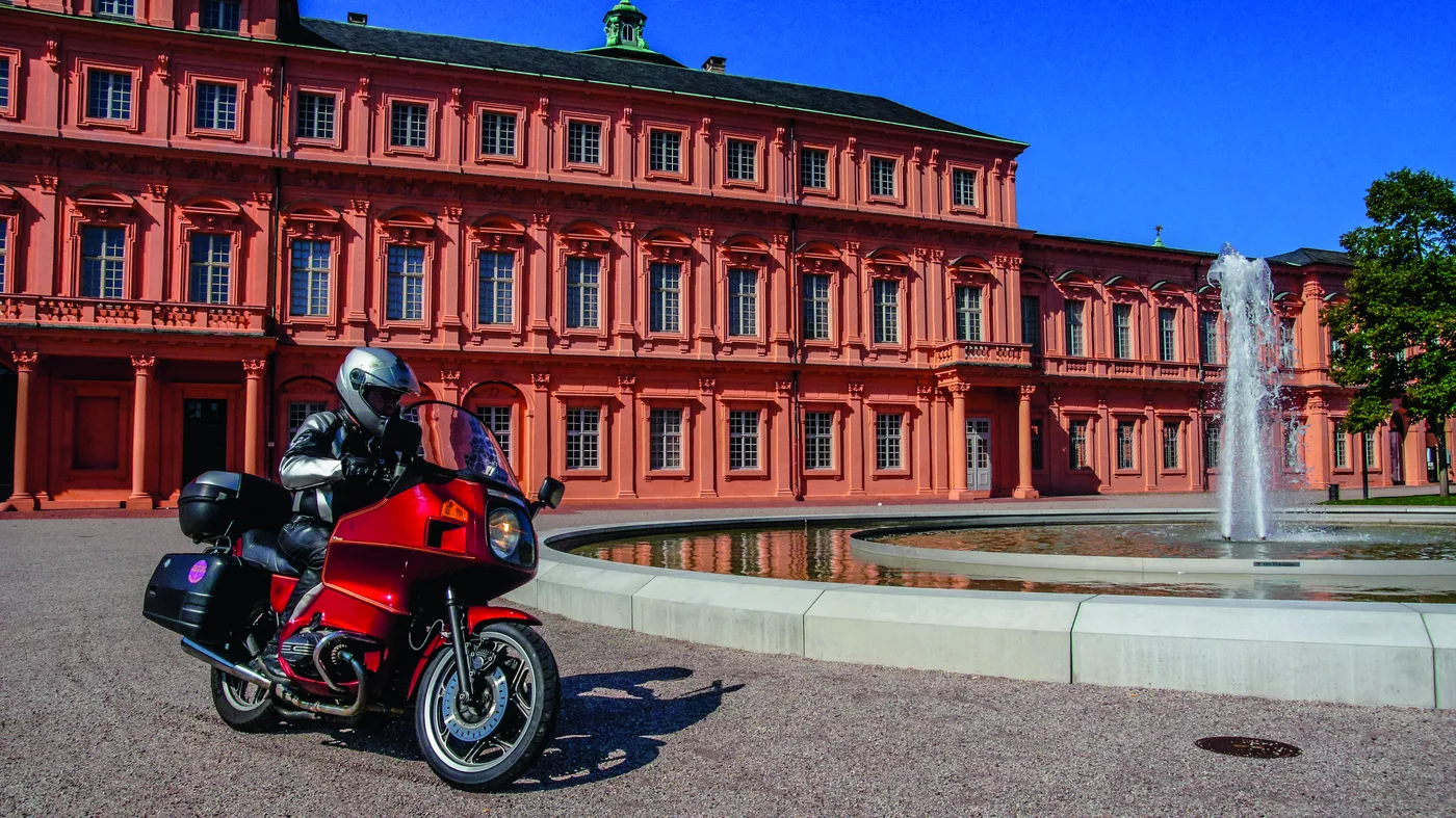 Motorrad vor dem rosafarbenen Barockschloss Rastatt Motorrad vor dem rosafarbenen Barockschloss Rastatt